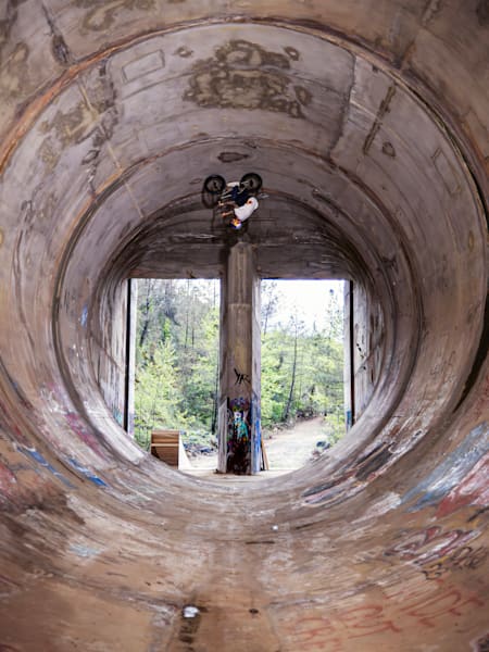 George Ntavoutian sta completando il suo progetto di bici BMX Full Loop in Grecia.