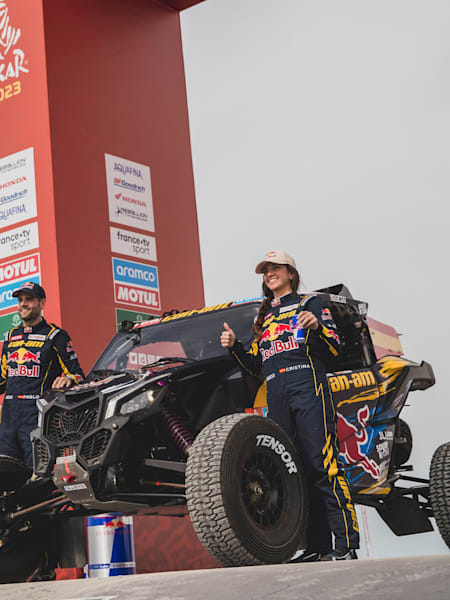 Cristina Gutiérrez Herrero (ESP) y Pablo Moreno Huete (ESP), del equipo RedBull off-road USA, en el Prólogo del Rally Dakar 2023 de Sea Camp a Sea Camp, Arabia Saudí, el 31 de diciembre de 2022.