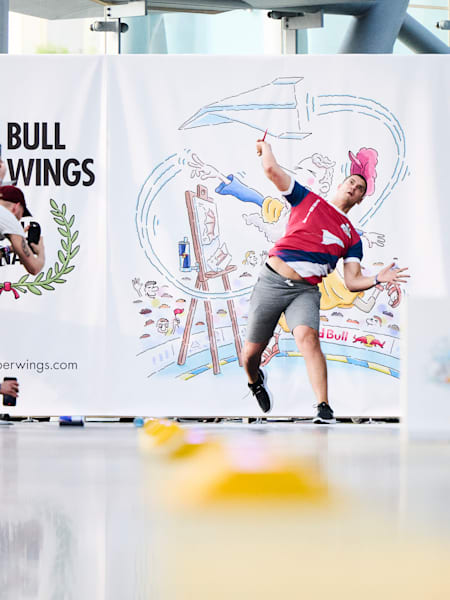 Lazar Krstić lance un avion en papier lors de la catégorie distance de la finale mondiale du Red Bull Paper Wings 2022.