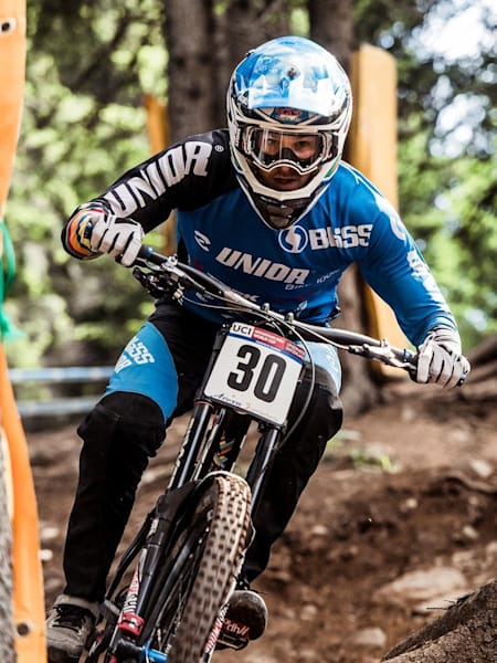 Le pilote de MTB Ruaridh Cunningham lors de la coupe du monde de VTT DH à Lenzerheide en Suisse.