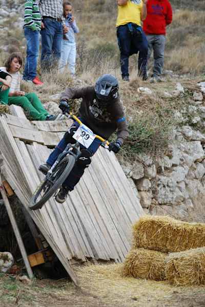 Vlad Dascălu, el rider de cross-country, durante una carrera júnior de descenso durante su adolescencia.