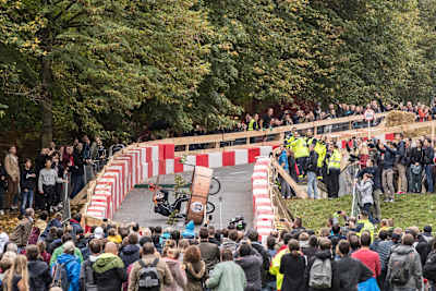 La grosse cuve à vin roulante chute sur la piste de l'édition 2017 du Red Bull Caisses à Savon à Saint-Cloud.