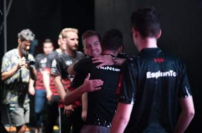 Le joueur Niko enlace son cousin et concurrent huNter après leur duel au StarLadder Major Berlin 2019 sur Counter-Strike: GO.
