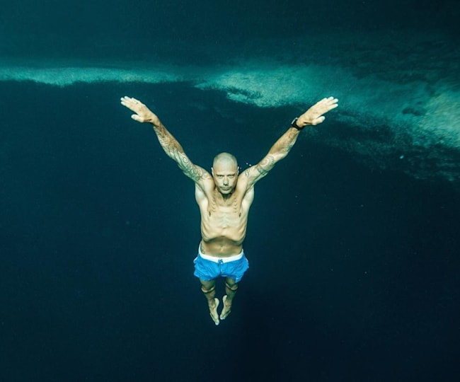 buceo en el agujero azul mas profundo del mundo