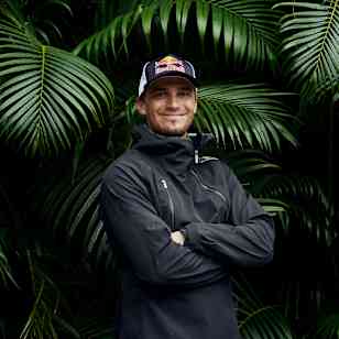 Kajakár Jakub Grigar pri fotení počas predsezónneho sústredenia na ostrove Reunion, Francúzsko.