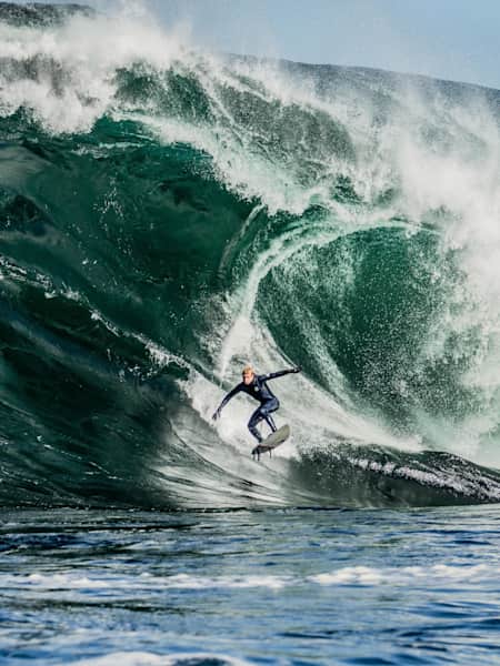 Mick Fanning en surf sur une vague XXL à Shipstern Bluff en Tasmanie. Il sera du Red Bull Cape Fear.