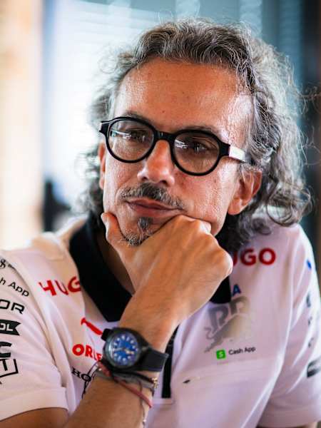 Laurent Mekies, Team Principal de Visa Cash App RB observa en el Paddock durante los preparativos antes del GP de F1 de Italia en el Autodromo Nazionale Monza el 29 de agosto de 2024 en Monza. 