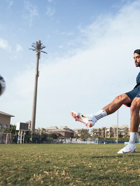 Le footballeur égyptien Taher Mohamed frappe un ballon de football lors d'un entrainement.