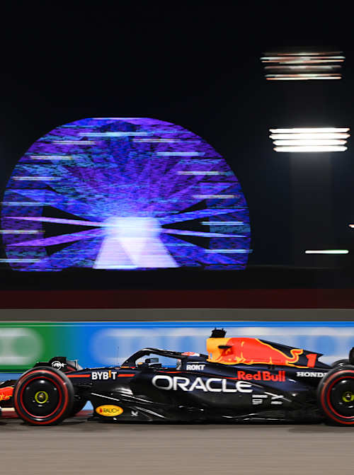 Макс Ферстаппен за рулем Oracle Red Bull Racing RB19 на трассе во время Гран-при Бахрейна Формулы-1 на Bahrain International Circuit 5 марта 2023 года 