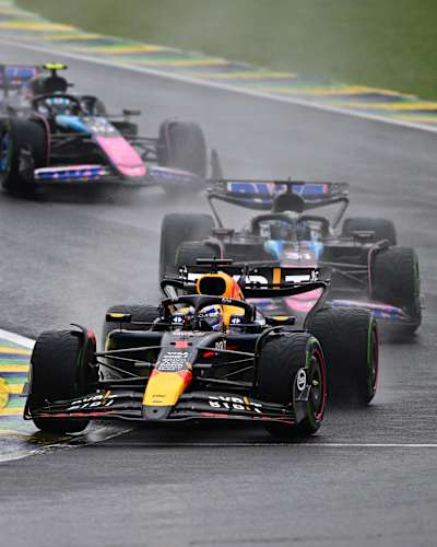 Max Verstappen roule sur le circuit Interlagos lors de son comeback au Grand Prix du Brésil de Formule 1 2024 à São Paulo.