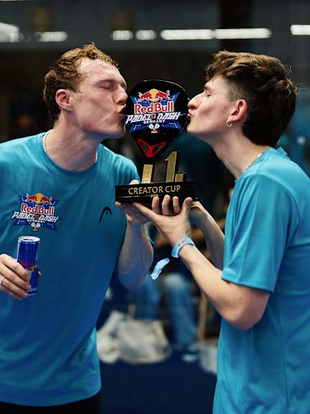 Leon & Thelordjohny küssen die Trophäe nach ihrem Sieg beim Creator Cup des Red Bull Padel Dash.