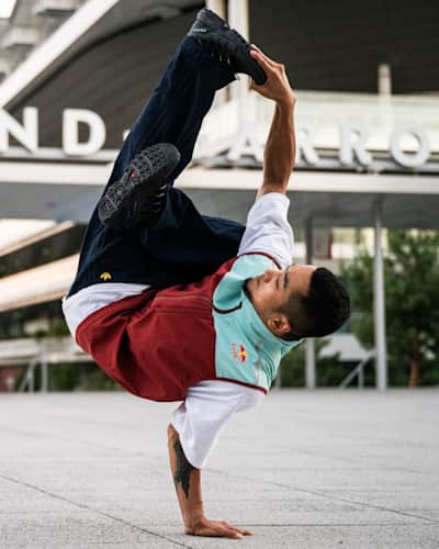 Le Sud-Coréen B-boy Hong Ten pose devant le stade Roland Garros avant la finale du Red Bull BC One de Paris, le 9 août 2023.