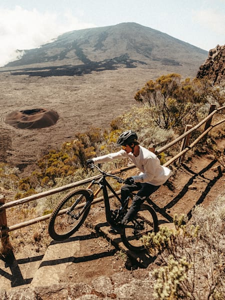 Le rider VTT Gaëtan Vigé roule sur des escaliers pendant le tournage de The Promised Is'Land.