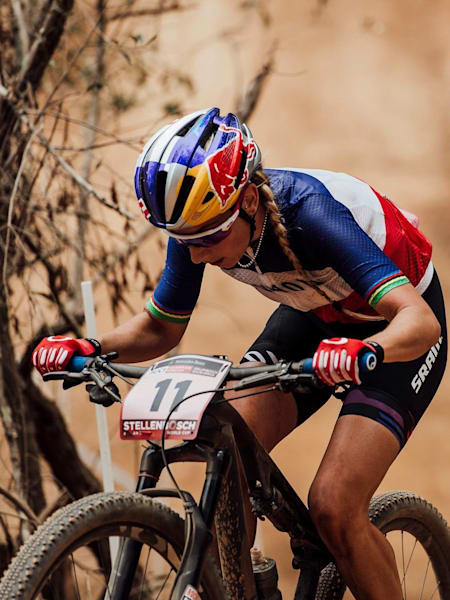 Annika Langvad mette pressione a Pauline Ferrand-Prévot in salita durante il primo round di World Cup XCO 2018 a Stellenbosch, Sudafrica.