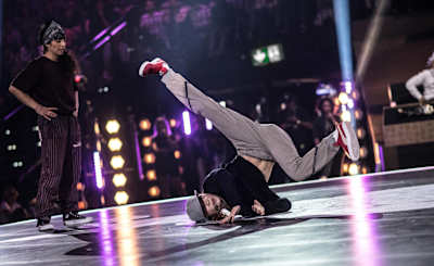 Ami gira sobre su hombro.