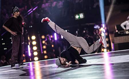 Ami gira sobre su hombro.