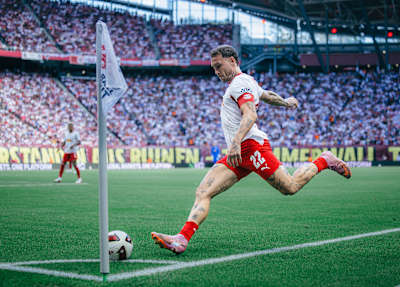David Raum tritt eine Ecke beim 3:0-Erfolg gegen Borussia Mönchengladbach.
