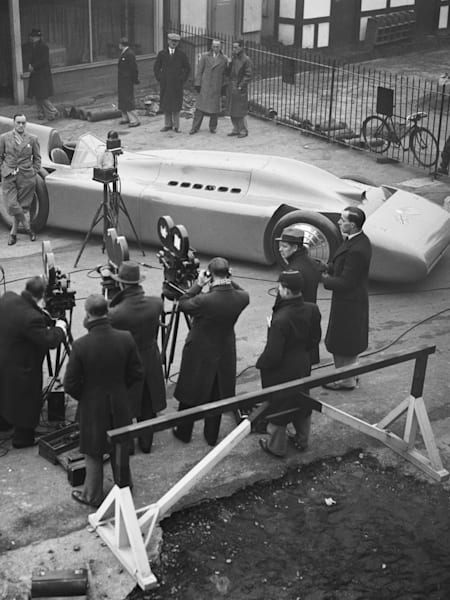 Blue Bird: haciendo posible lo imposible El Blue Bird, coche de récord de velocidad, pilotado por Malcolm Campbell en el lago salado de Bonneville