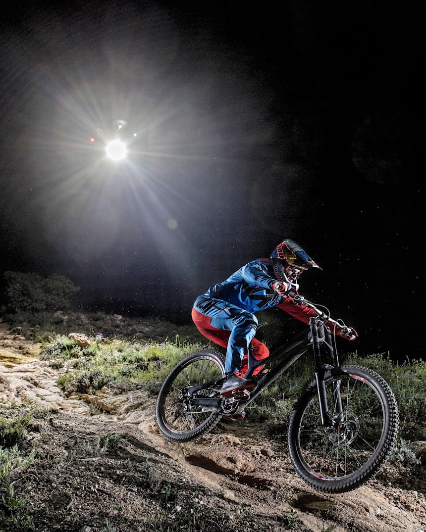 Night Chase Loic Bruni Defie La Nuit En Vtt Dh Video