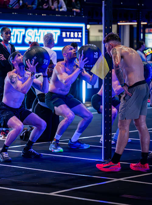 Le Red Bull Fitness Bloc vous met au défi autour de plusieurs formats explosifs de wall balls : vitesse, endurance et relais par équipe. 