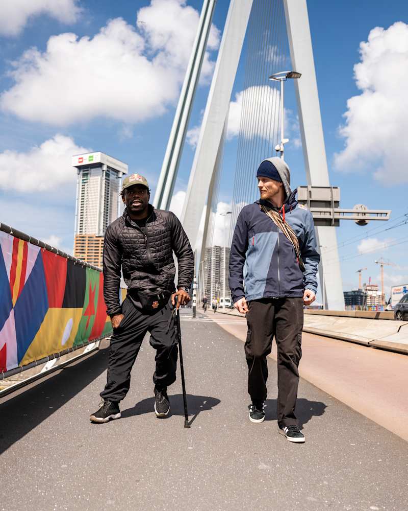 B-Boy齐舞打破风车世界纪录