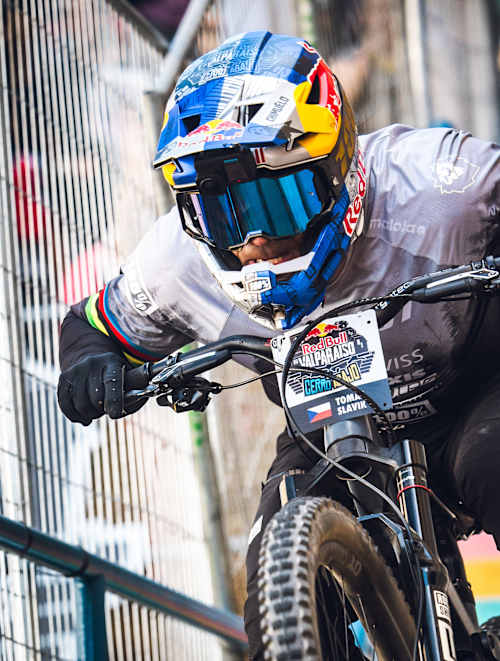 At Red Bull Valparaíso 2025, Tomáš Slavík navigates the busy streets of Valparaíso and demonstrates his incredible skills and competitive spirit on mountain bikes