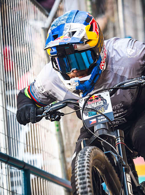 At Red Bull Valparaíso 2025, Tomáš Slavík navigates the busy streets of Valparaíso and demonstrates his incredible skills and competitive spirit on mountain bikes