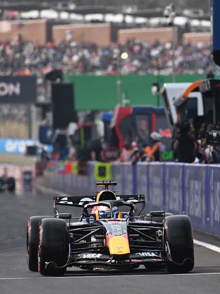 Max Verstappen napušta boks tokom kvalifikacija za VN Japana na stazi Suzuka 2026. godine 
