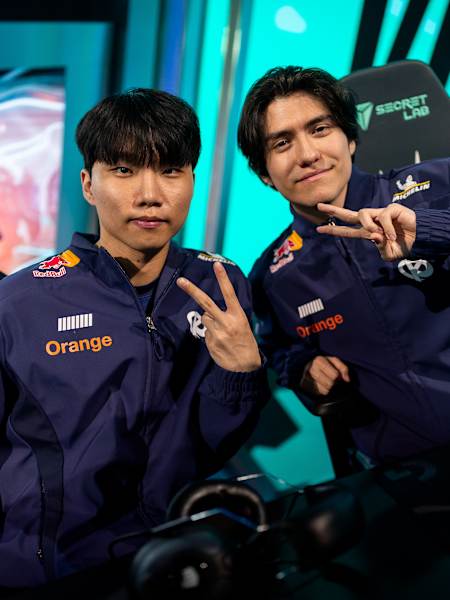 Canna et Yike à la Riot Games Arena de Berlin lors des LEC 2026 de League of Legends.