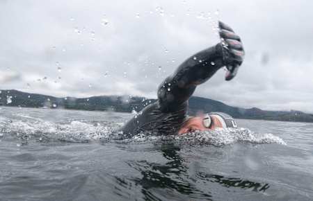 Ross Edgley nada en Escocia durante el Great British Swim el 13 de agosto de 2018.
