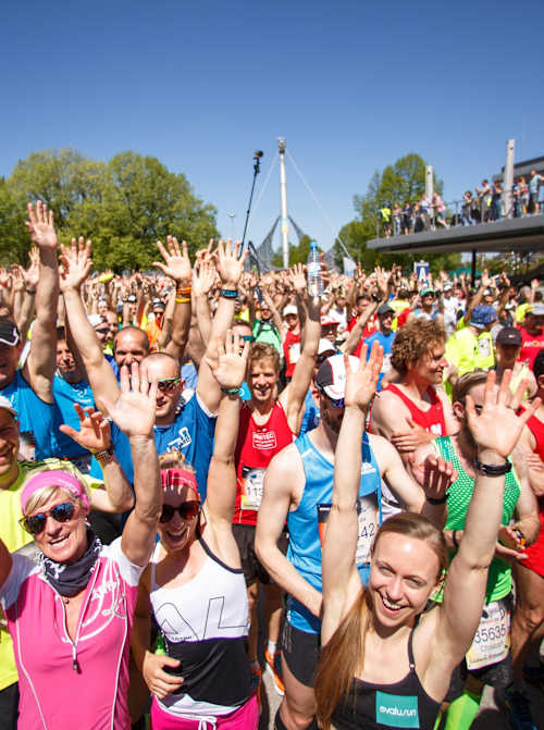 Münih'teki Wings for Life Dünya Koşusu'nda koşucu kalabalığı