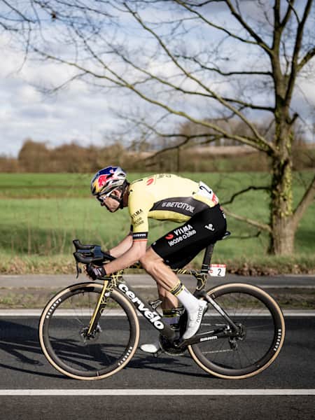 Le cycliyste Wout van Aert roule lors de la course de vélo de route Kuurne-Bruxelles-Kuurne qui complète le week-end d'ouverture de la saison cycliste belge.