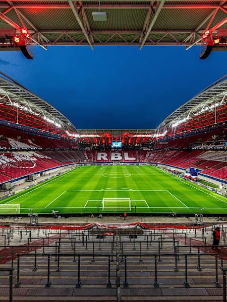 Die Red Bull Arena von innen mit Blick auf Tribünen und Rasen.