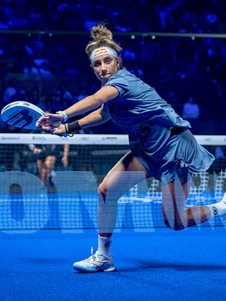 Beatriz González, padel turnuvası sırasında kortta dinamik bir performans sergileyerek stadyum ışıkları altında gücünü ve kararlılığını gösterdi.