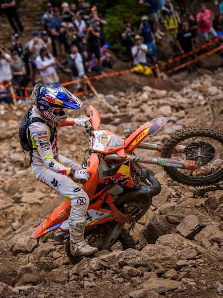 Manuel Lettenbichler na swoim Red Bull KTM podczas emocjonujących zawodów Red Bull Erzbergrodeo 2025 w Eisenerz w Austrii, zachwyca fanów epickim pokazem umiejętności Hard Enduro.