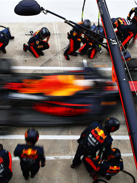 El equipo Red Bull Racing Honda realiza una rápida parada en boxes.