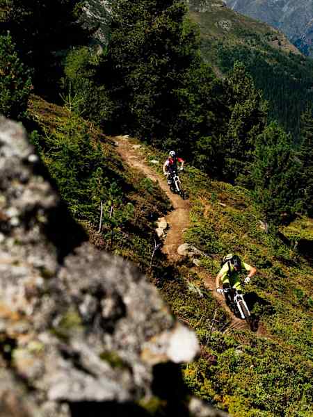 Meyer et Eller en VTT sur un sentier de l'un des meilleurs bike parks du monde à Sölden en Autriche.