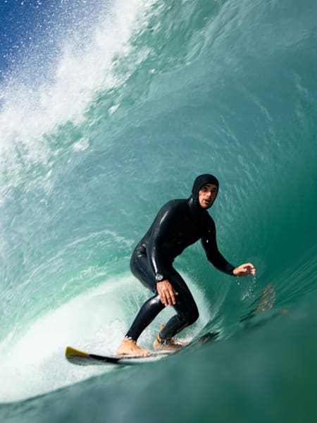 Le surfeur Natxo González prend un tube lors d'une session de surf au Pays basque.
