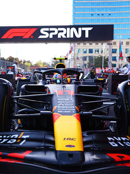 Sergio Pérez aus Mexiko und Oracle Red Bull Racing feiern nach dem Sprint-Sieg beim Großen Preis von Aserbaidschan 2023.