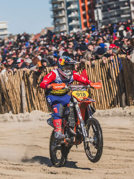 Le pilote français Camille Chapelière roule en moto dans le sable pendant l'Enduropale du Touquet 2022 en France.