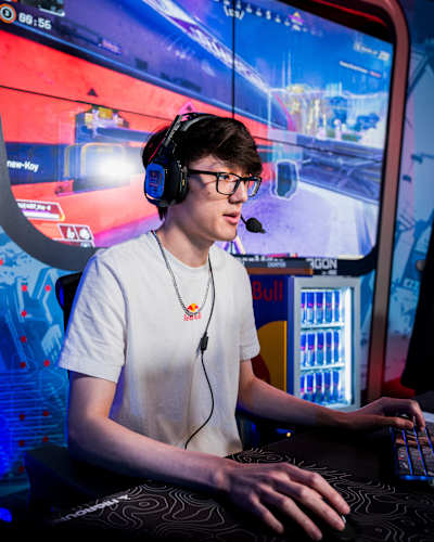 iiTzTimmy playing Apex Legends during a match at Red Bull Legends Inn in Chicago, Illinois on November 8, 2024.