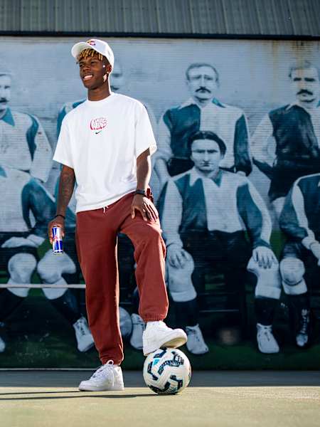 Le footballeur international espagnol Nico Williams pose pour un portrait avec un ballon de soccer à Bilbao, en Espagne.