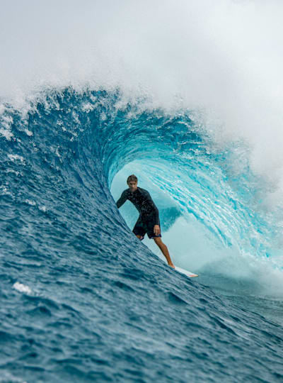 Le surfeur professionnel Ian Walsh surfe un tube.