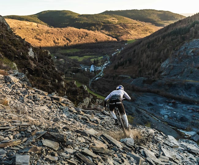The Slate Line ジー アサートンが廃採石場で超高速mtbダウンヒルライド レッドブル