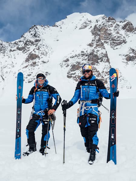 Dwaj polscy skialpiniści na tle Yawash Sar II w Karakorum