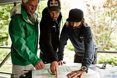 L'équipe de Karl Meltzer autour d'une carte.