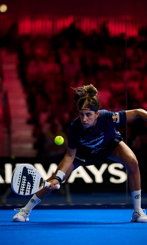 En 2026, Bea González, realiza un golpe dinámico durante la final del Miami Premier Padel P1 en Estados Unidos, reflejando el espíritu lleno de energía de la marca