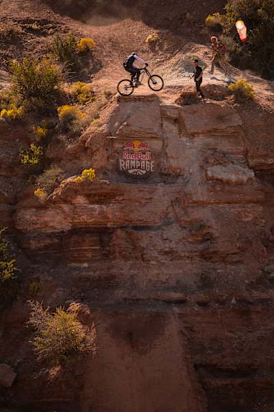 Carson Storch, terzo classificato, effettua un salto alla Red Bull Rampage di Virgin, Utah, USA, il 13 ottobre 2023. 