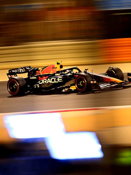 Mexičan Sergio Perez řídí (11)Oracle Red Bull Racing RB19 během testování F1 na Bahrain International Circuit 25. února 2023.