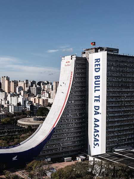 Sandro Dias počas Red Bull Building Drop v Porto Alegre v Brazílii 7. septembra 2025.